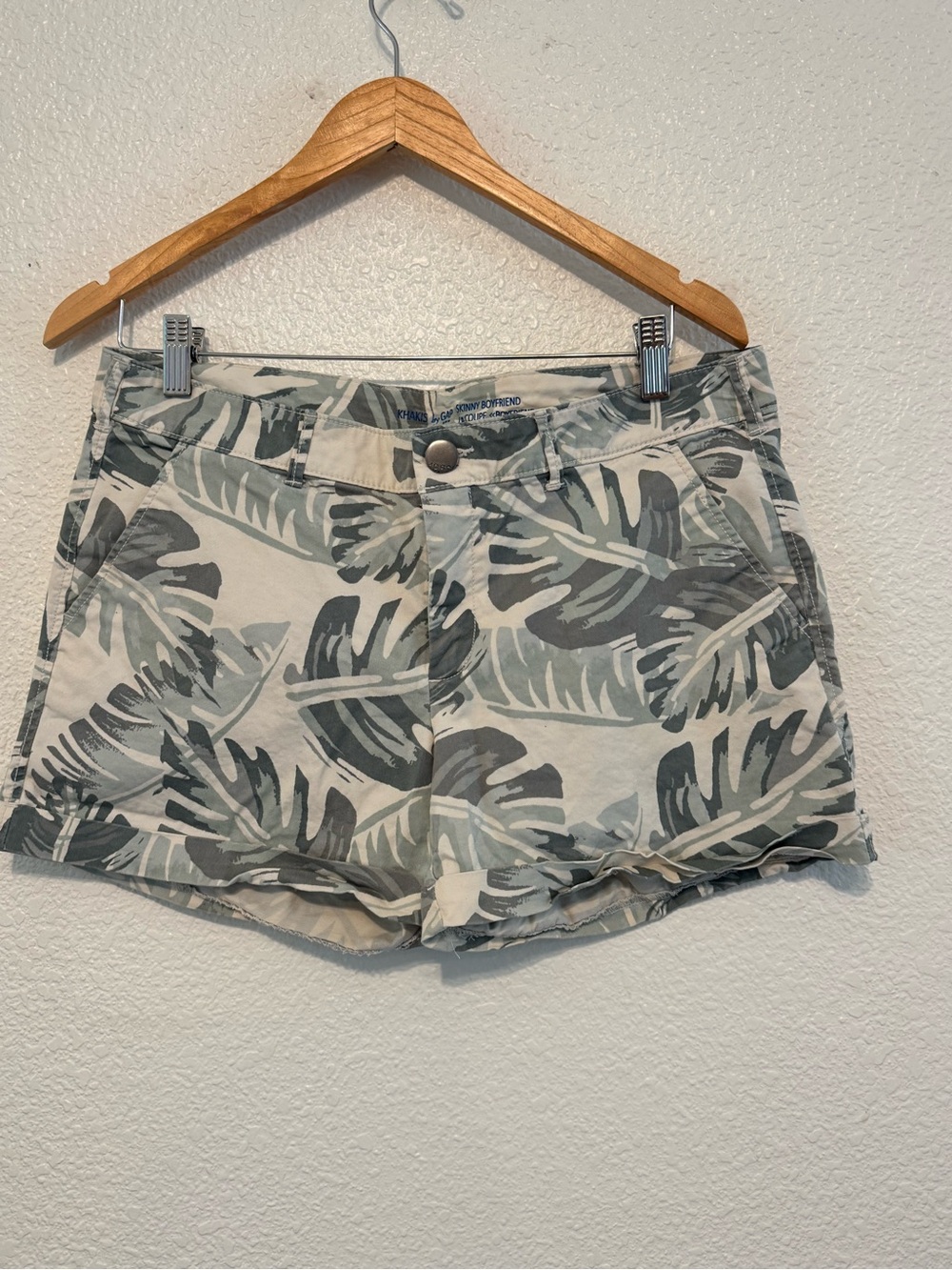 Gap Khakis Skinny Boyfriend Shorts Gray/White Size 6 Pockets